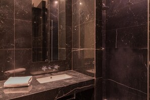 Produtos de toalete grátis, secador de cabelo, toalhas de banho