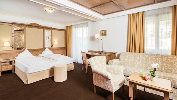 Junior suite (Junior Suite Selva) | Donzen dekbedden, een minibar, een kluis op de kamer, een bureau