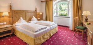 Quarto standard | Edredons de pluma, frigobar, cofres nos quartos, escrivaninha