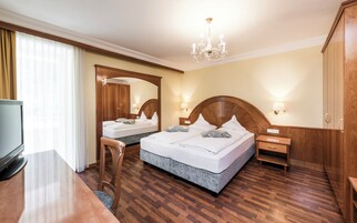 Cubrecamas, minibar, caja de seguridad en la habitación y escritorio 