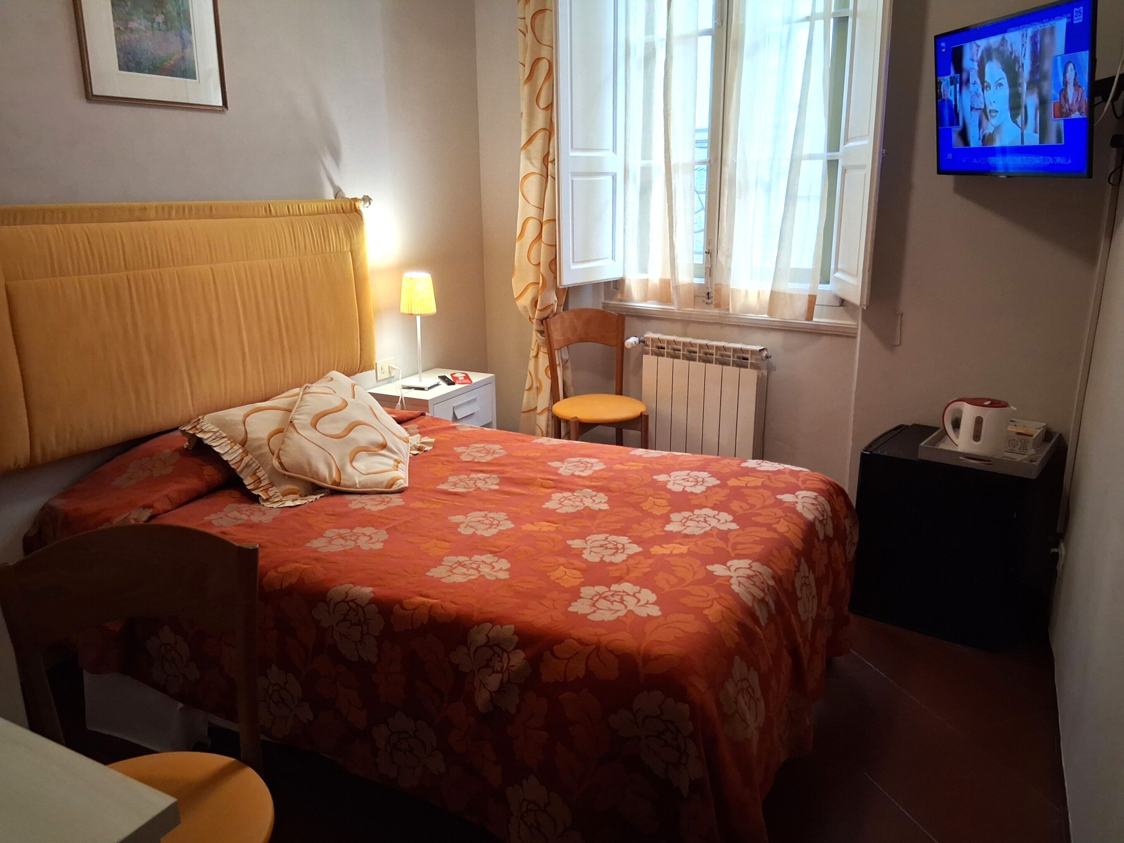 Escritorio, espacio para trabajar con laptop y cortinas blackout 