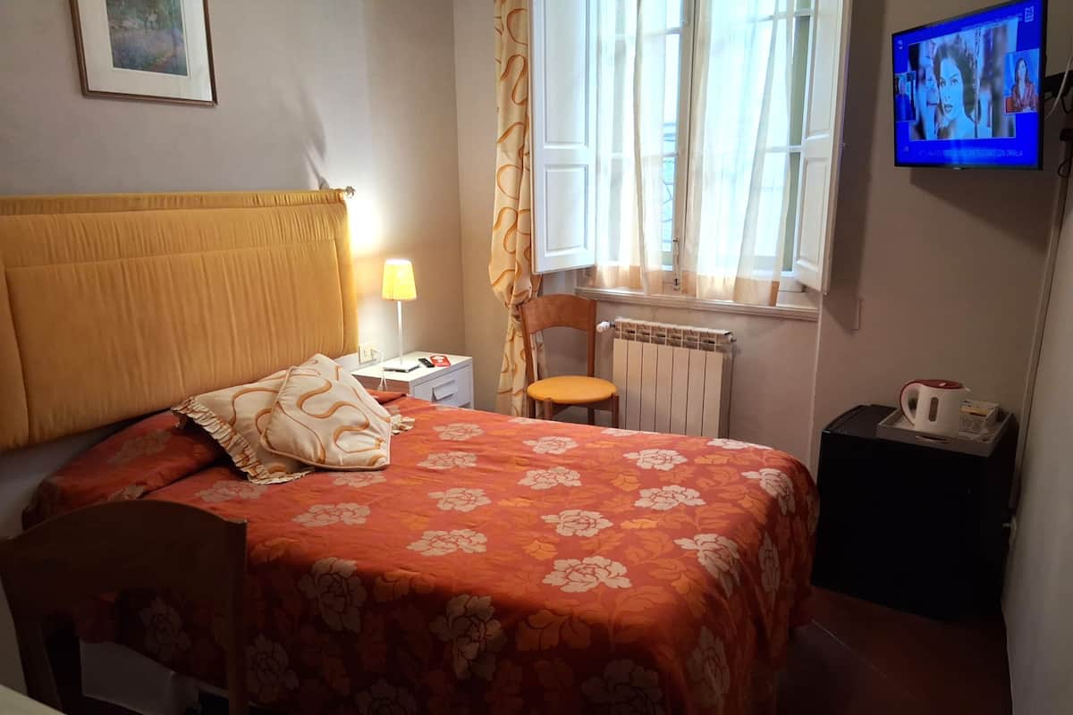 Chambre Simple Confort, salle de bains privée | Bureau, espace de travail pour ordinateur portable, rideaux occultants