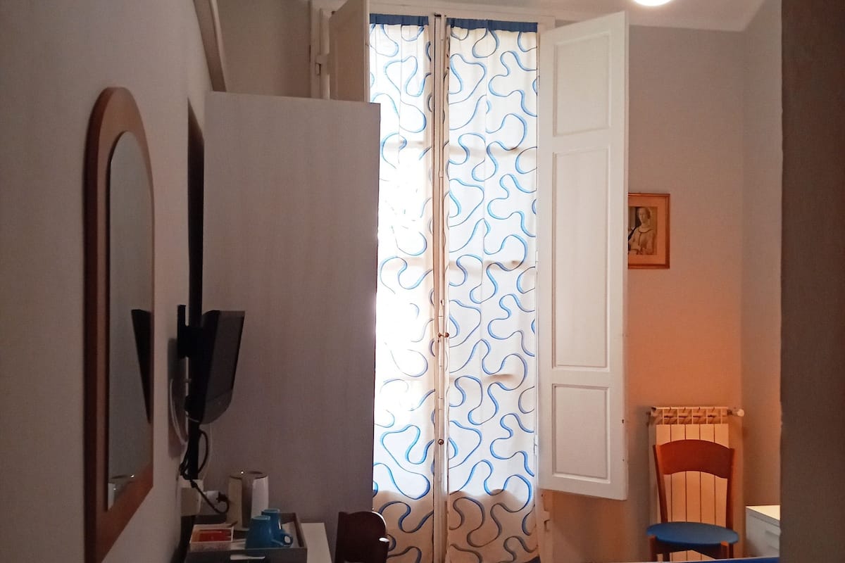 Chambre Double Économique, 1 grand lit 1 place, salle de bains privée (Small)