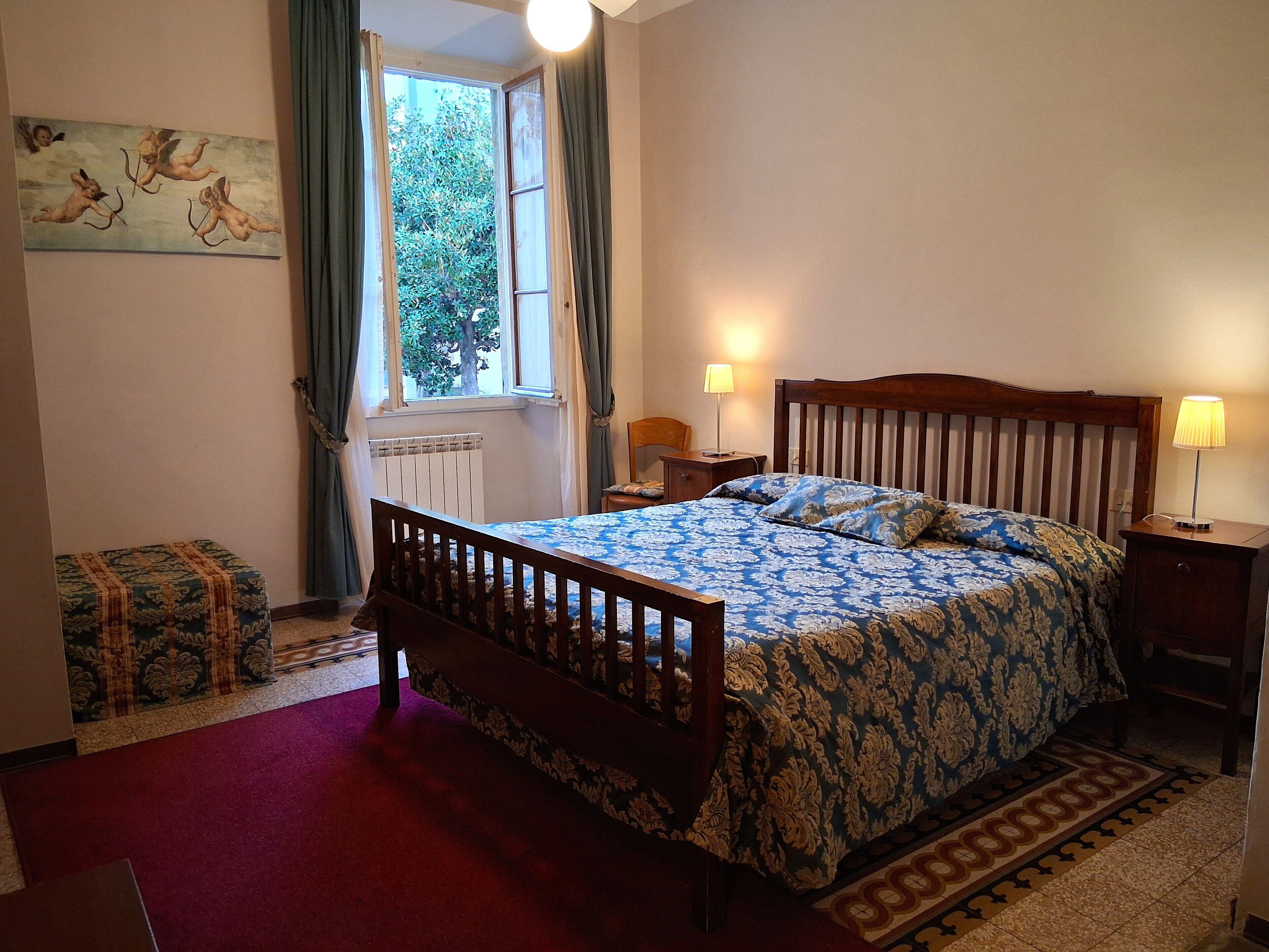 Escritorio, espacio para trabajar con laptop y cortinas blackout 