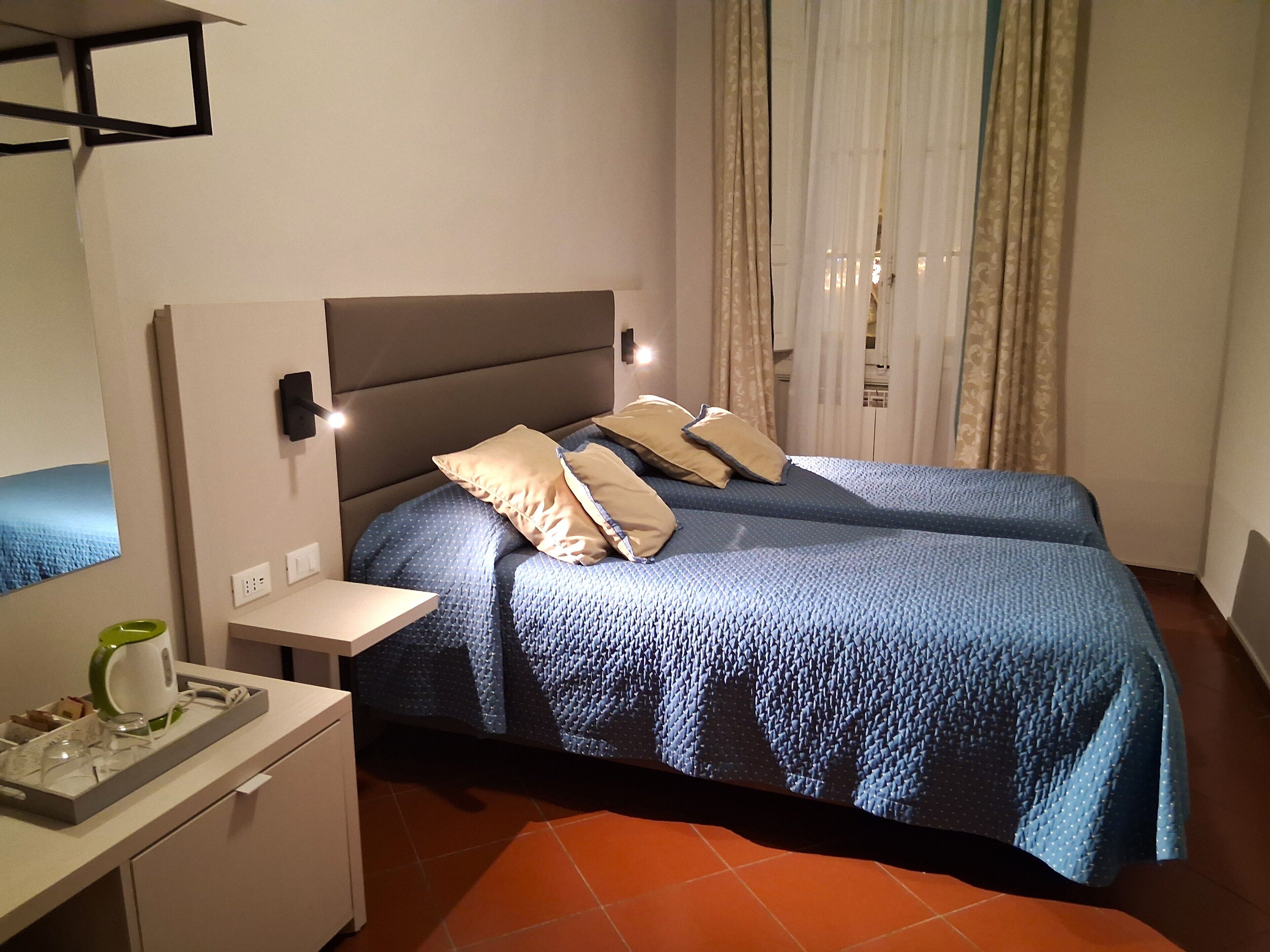 Escritorio, espacio para trabajar con laptop y cortinas blackout 