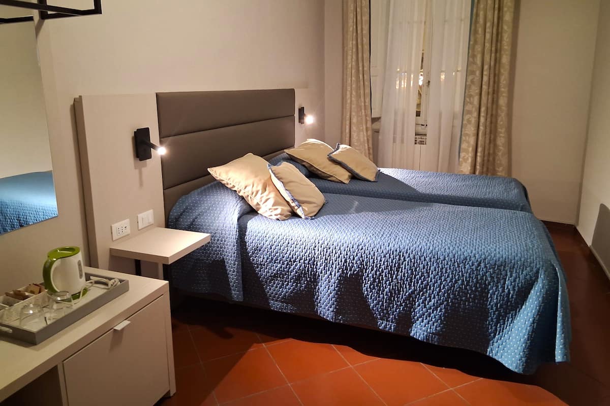 Chambre Confort avec lits jumeaux, 2 lits une place | Bureau, espace de travail pour ordinateur portable, rideaux occultants