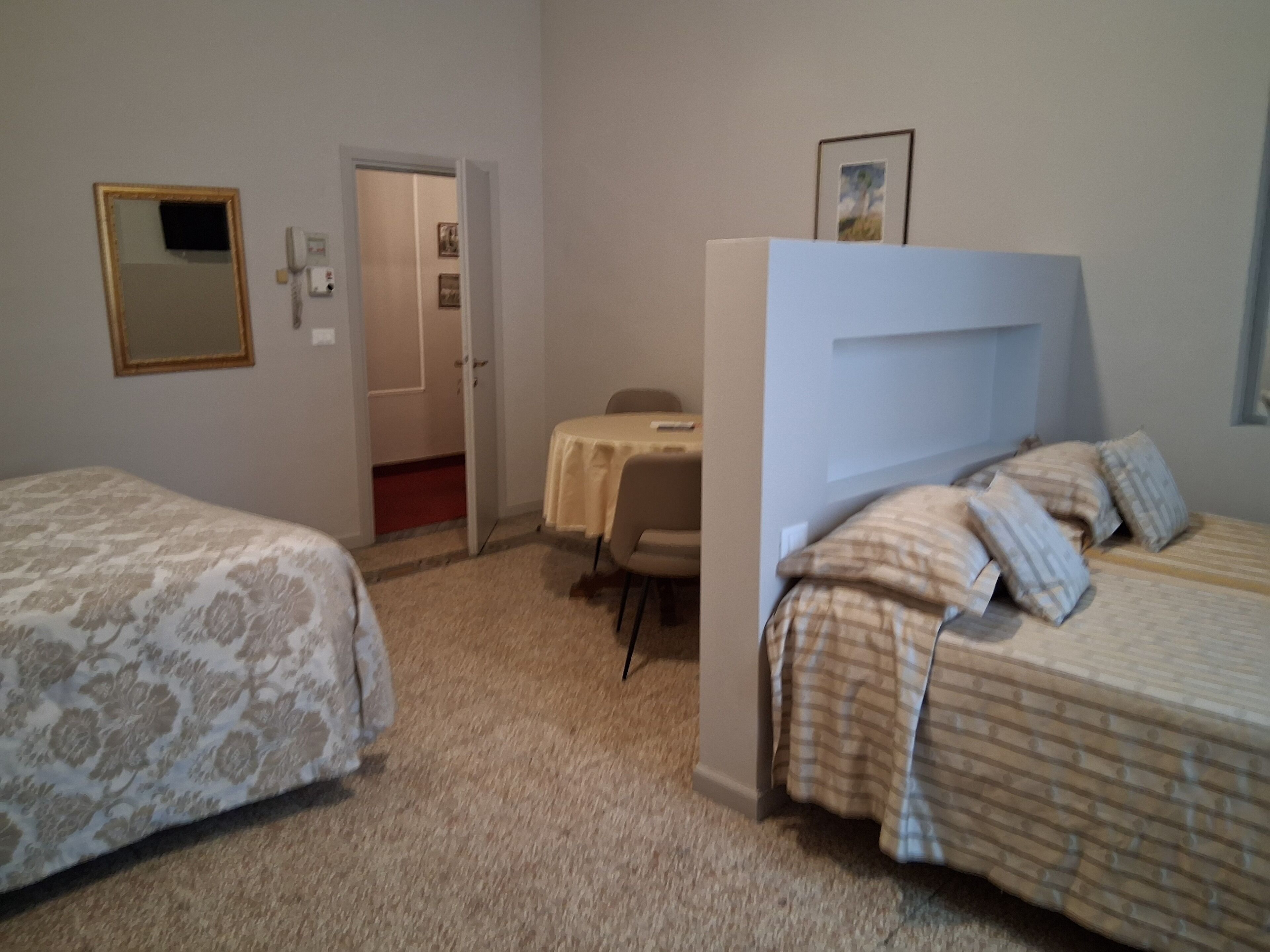 Escritorio, espacio para trabajar con laptop y cortinas blackout 