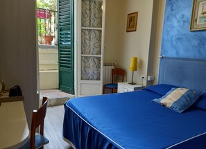 مكتب ومساحة عمل للكمبيوتر المحمول وستائر تعتيم وواي فاي مجانًا