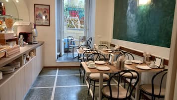 Dagelijks continentaal ontbijt (EUR 10 per persoon)