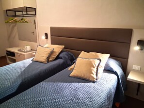Habitació amb dos llits individuals Comfort, 2 llits individuals | Escriptori, espai de treball apte per a portàtils i cortines opaques 