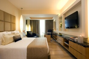 Premium bedding, minibar, in-room safe, desk - Taj Club House (Chennai)