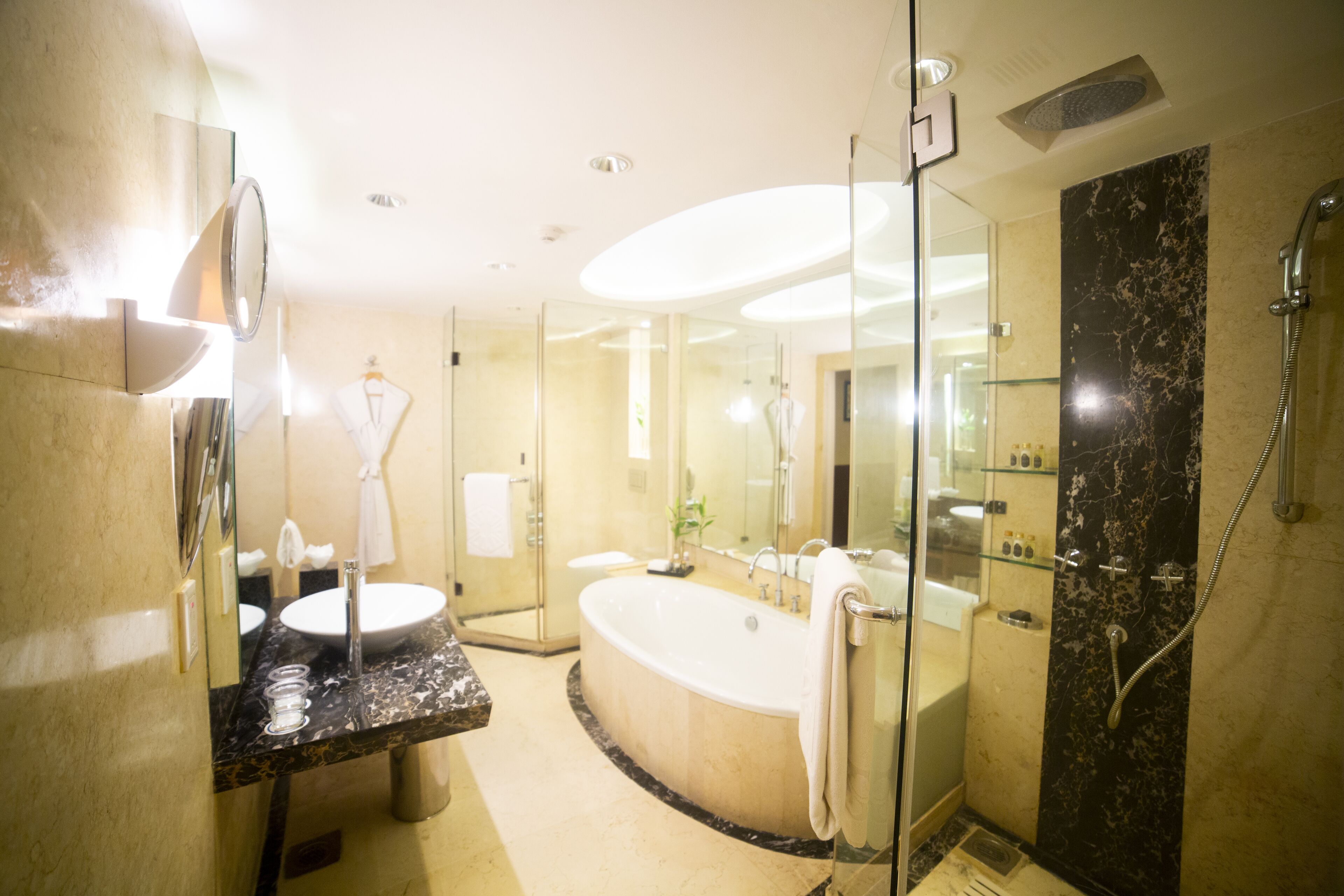 executive suite, 1 bedroom | bathroom | shower, free toiletries, hair dryer, dressing gowns