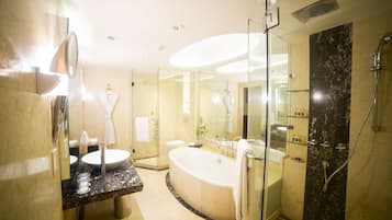 Suite Exécutive, 1 chambre | Salle de bain | Douche, articles de toilette gratuits, sèche-cheveux, peignoirs