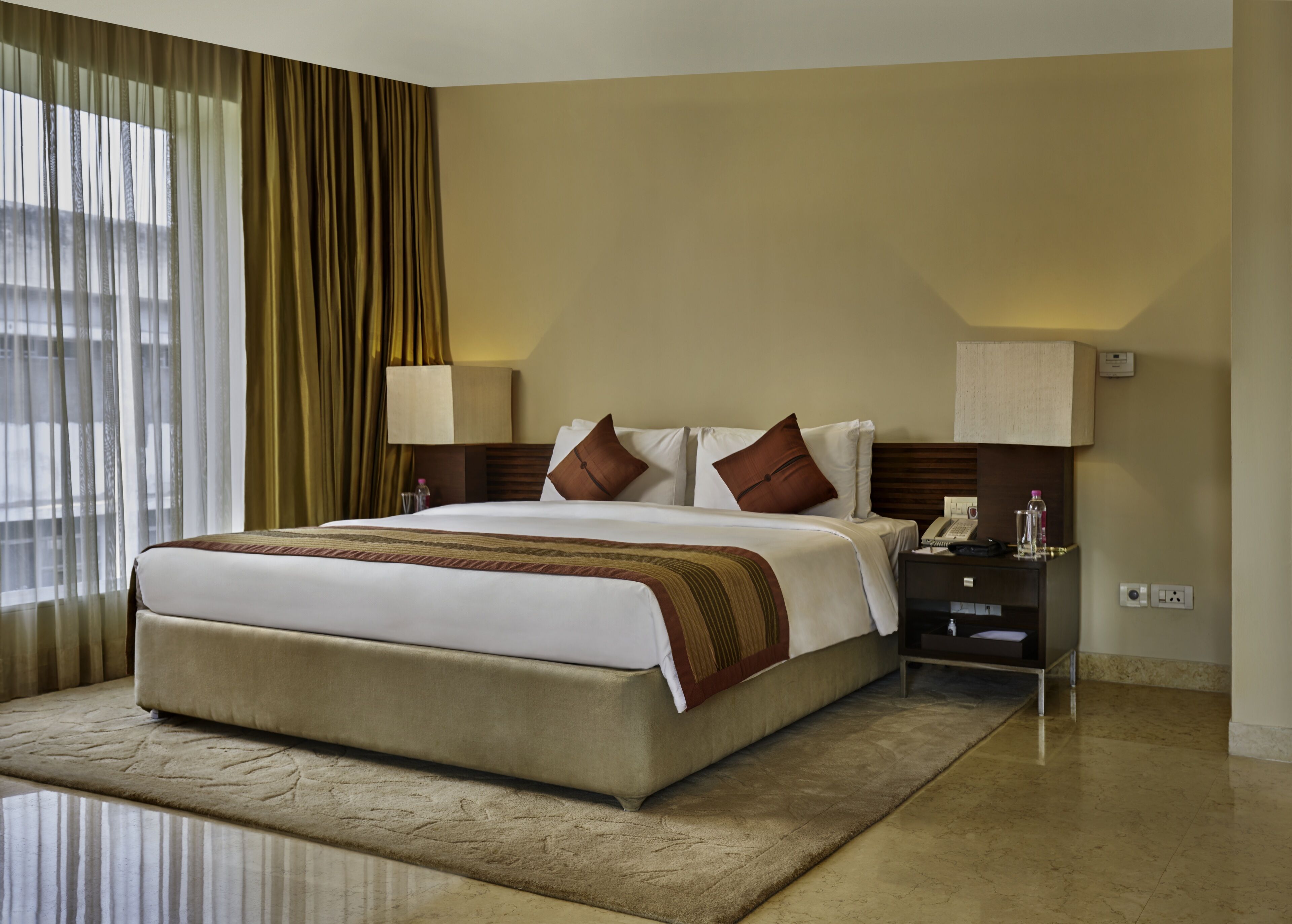 premium room, 1 king bed | premium bedding, minibar, in-room safe, desk