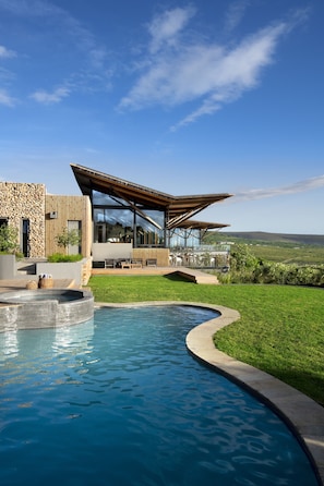 2 outdoor pools