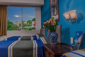 Habitación doble estándar | Caja de seguridad en la habitación y ropa de cama 