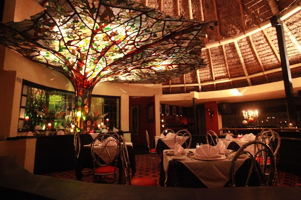3 restaurants; breakfast, lunch, dinner, and brunch served