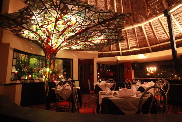 3 restaurants; breakfast, lunch, dinner and brunch served
