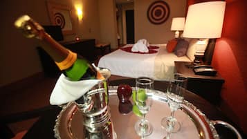 Caja de seguridad en la habitación y tabla de planchar con plancha