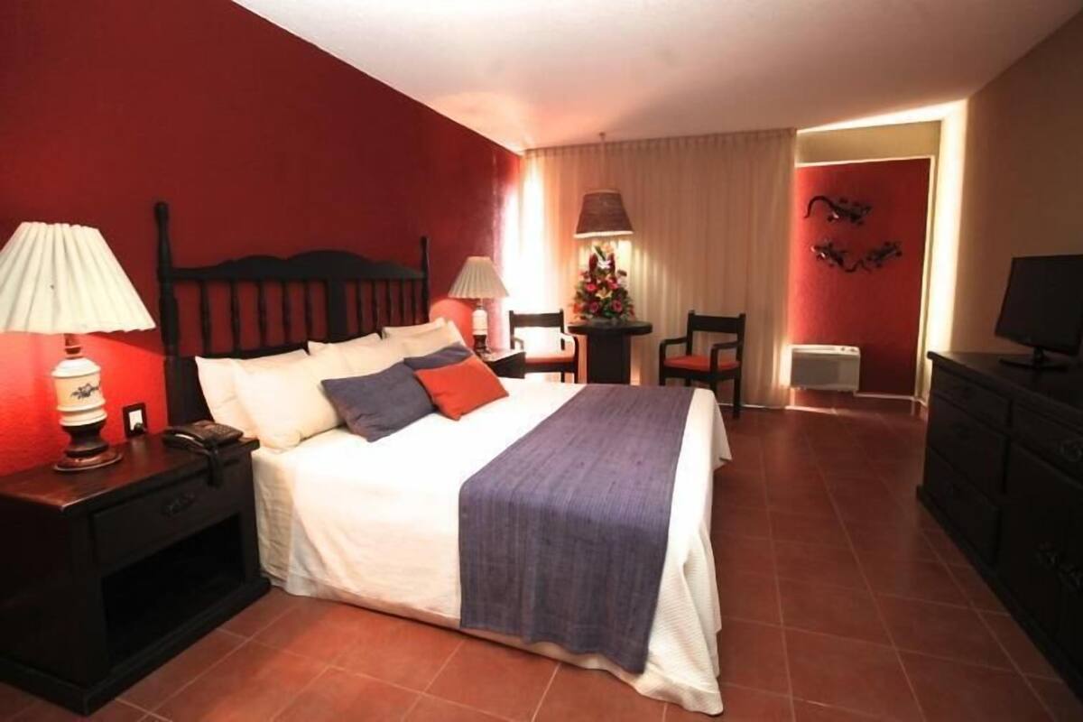 In-room safe, iron/ironing board, WiFi (free), bed sheets
