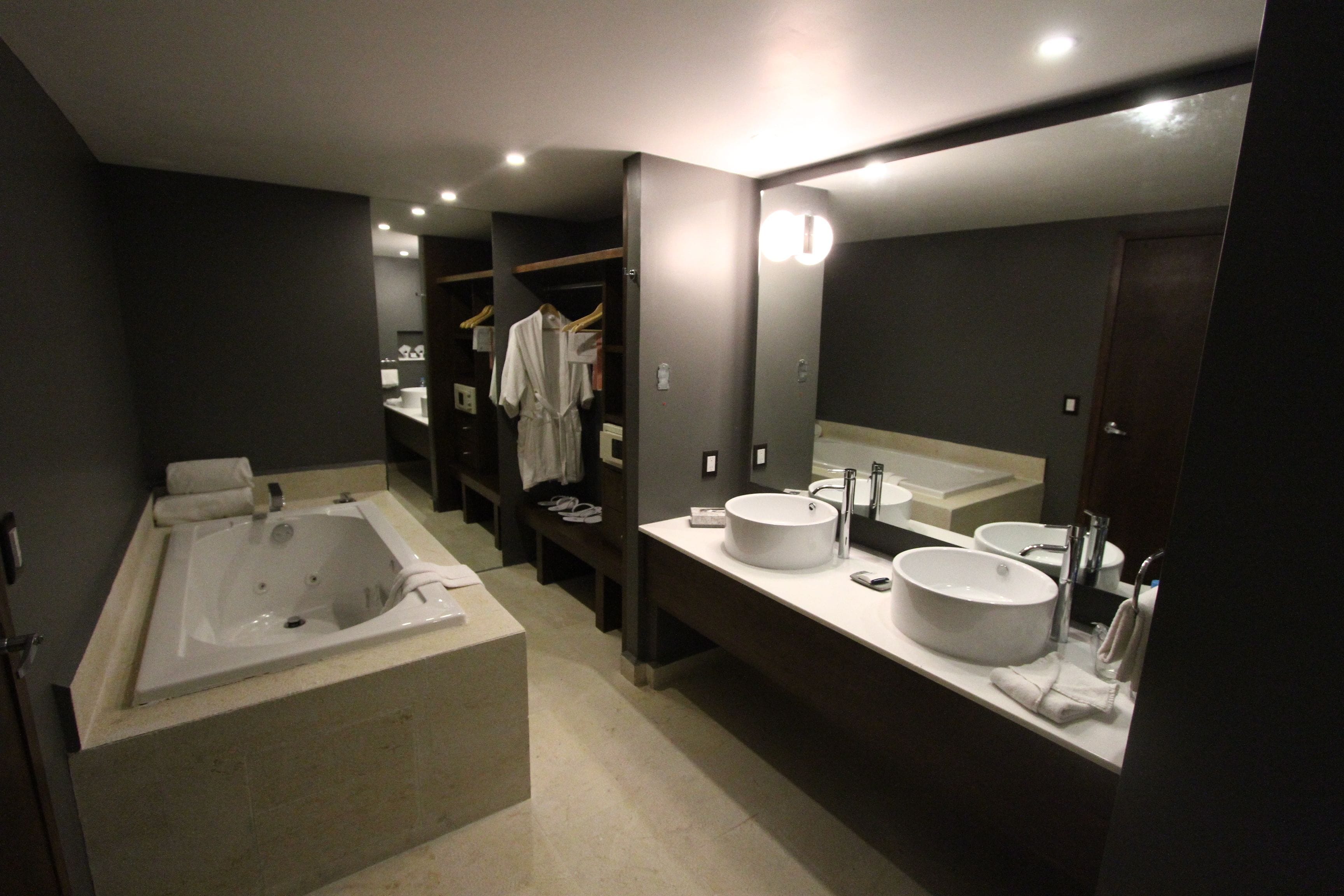 luxury suite, hot tub, garden view | bathroom | shower, free toiletries, hair dryer, towels