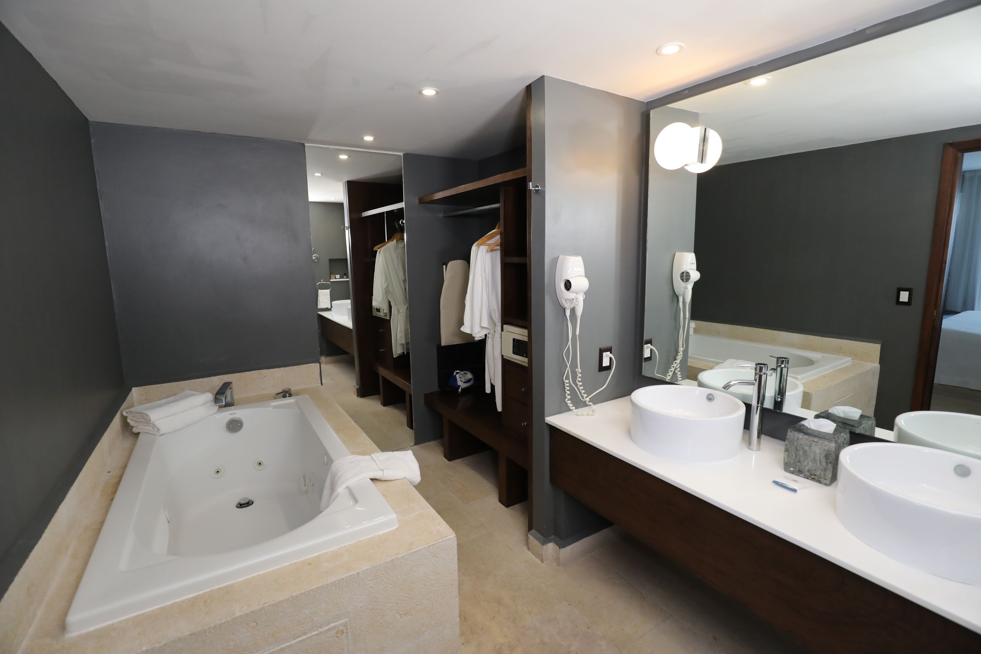 luxury suite, hot tub, garden view | bathroom | shower, free toiletries, hair dryer, towels