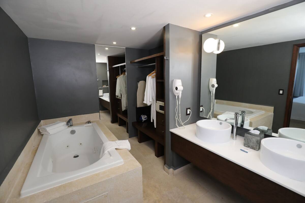 luxury suite, hot tub, garden view | bathroom | shower, free toiletries, hair dryer, towels