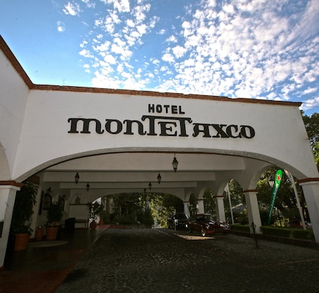 Exterior. Hotel Montetaxco