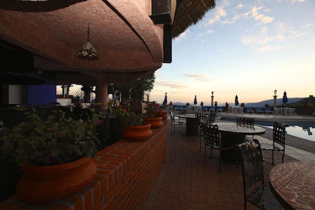 3 restaurantes; se sirve desayuno, almuerzo y cena; cocina mexicana. Hotel Montetaxco
