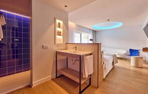 Suite Junior, balcon, vue mer (Lateral) | 1 chambre, coffres-forts dans les chambres, bureau