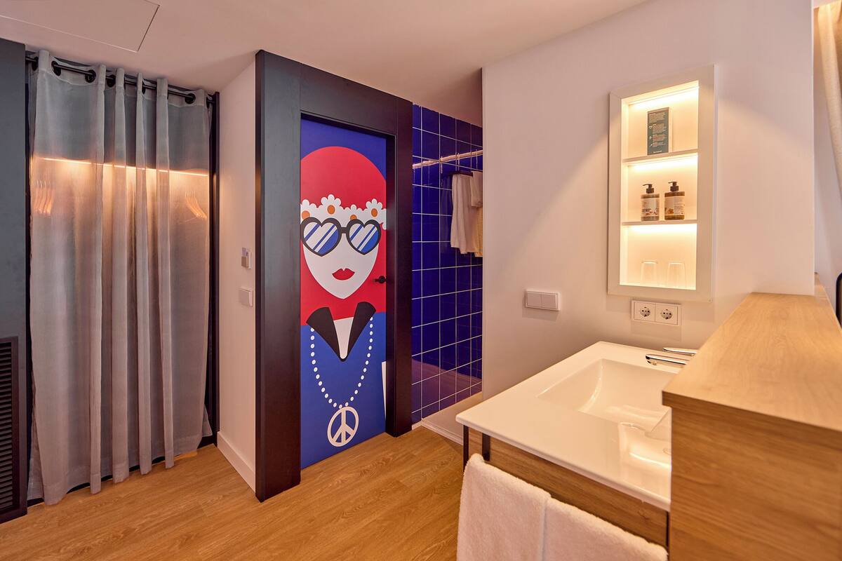 junior suite, balcony, sea view (lateral) | bathroom | hair dryer, towels, soap, shampoo