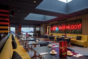 Petit déjeuner buffet (15 EUR par personne)