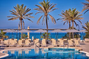 Sisäuima-allas, kauden mukainen ulkouima-allas, aurinkovarjoja