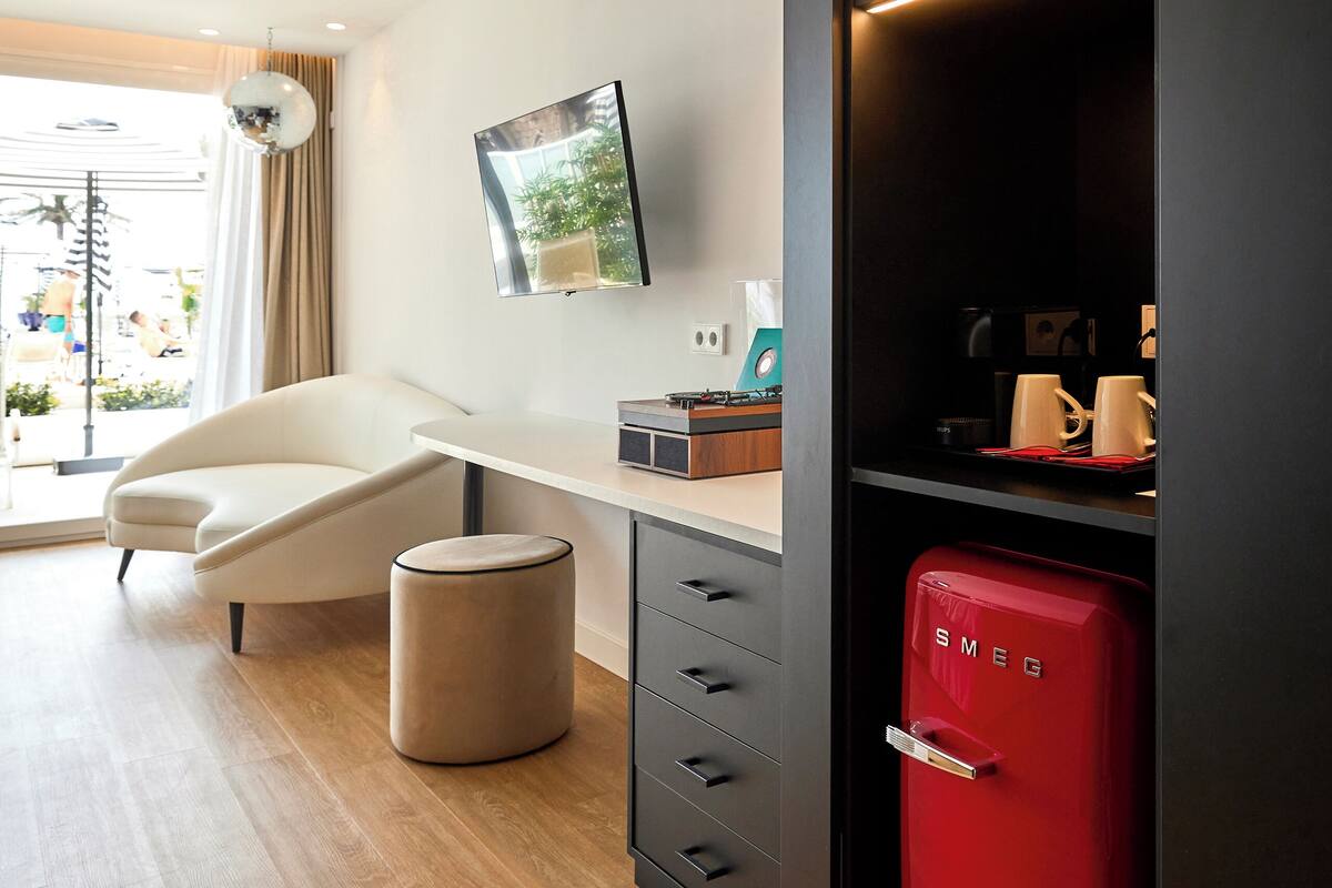 junior suite, terrace (lateral) | 1 bedroom, in-room safe, desk, laptop workspace