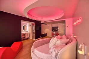 Naughty Suite | Zimmersafe, Verdunkelungsvorhänge, schallisolierte Zimmer