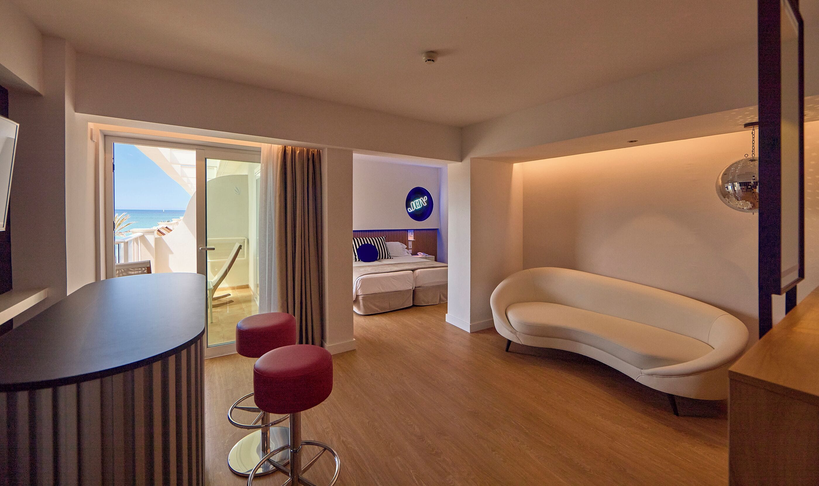 Suite, balcon, vue partielle sur la mer (Lateral) | Aire de séjour | Téléviseur à écran plat de 40 po avec télévision par satellite