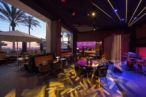 Petit déjeuner, déjeuner et dîner servis sur place, vue sur la plage