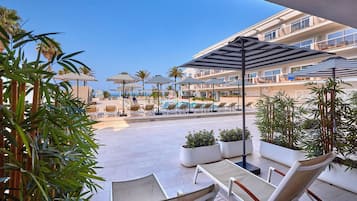 Junior suite, terras, aan het zwembad | Uitzicht vanuit de kamer