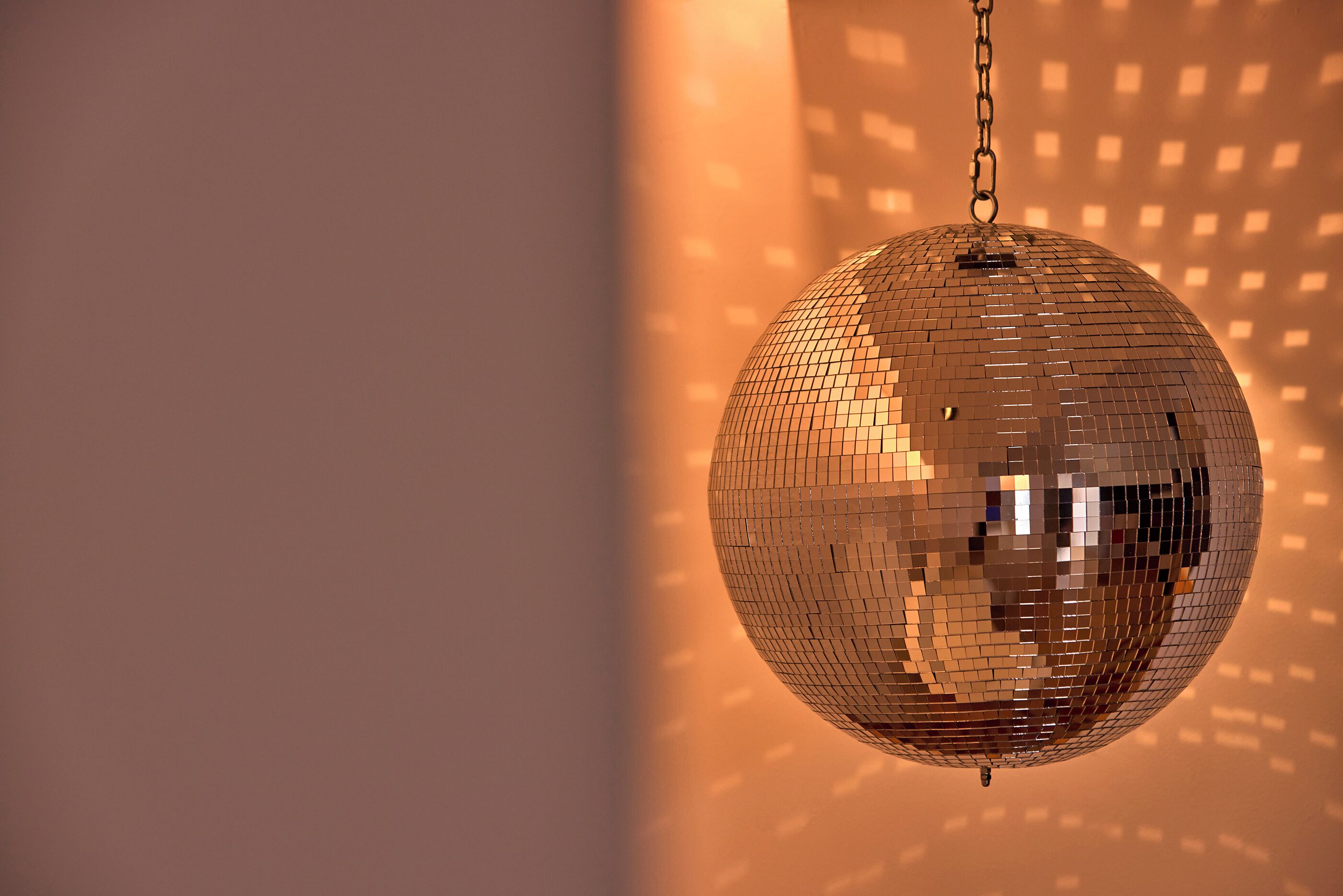 Une boule à facettes suspendue au plafond.