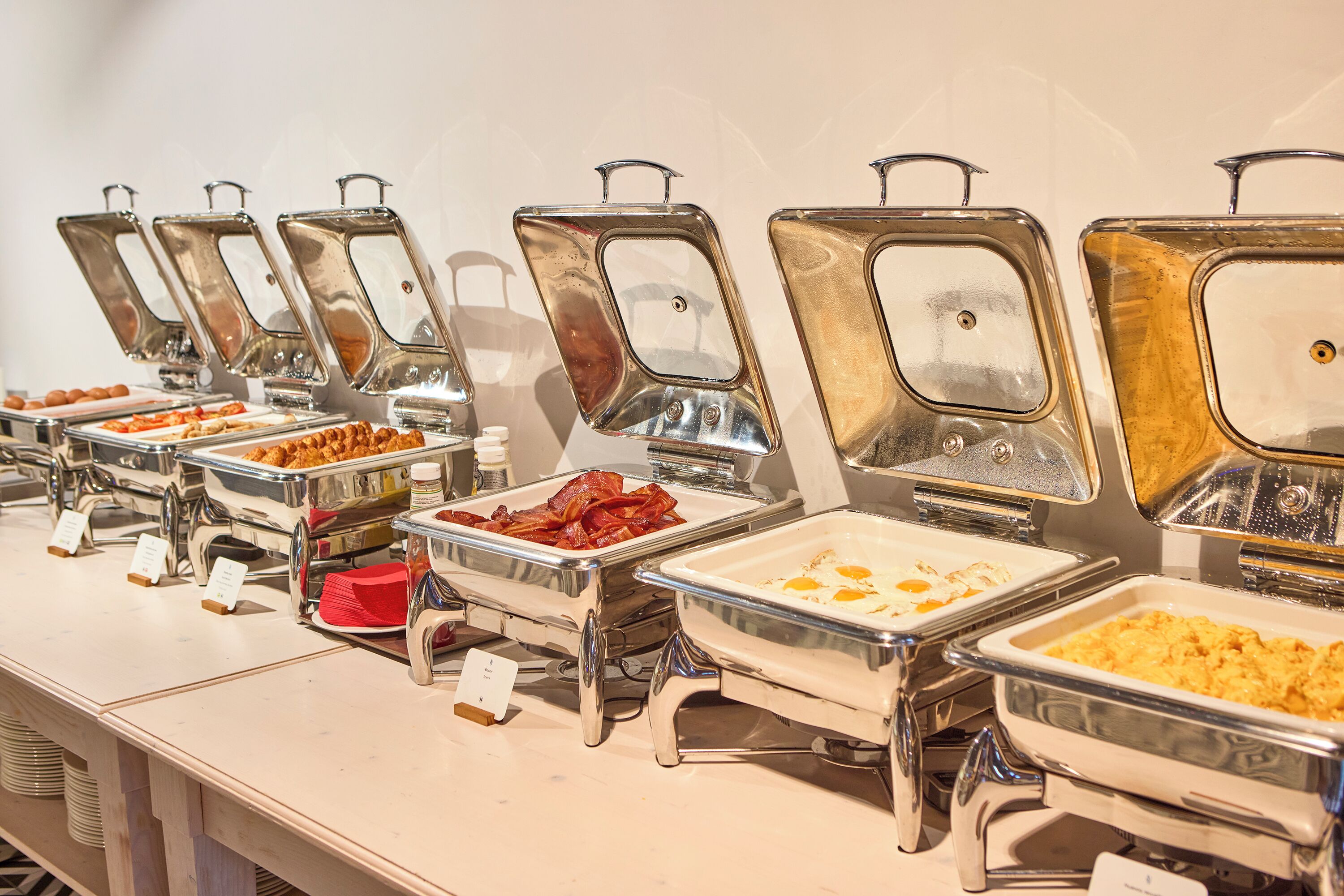 Un buffet proposant une variété de plats.