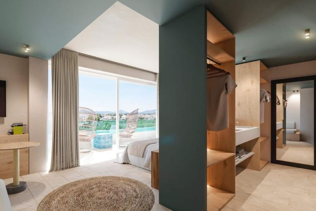 Minibar, desk, free WiFi, bed sheets