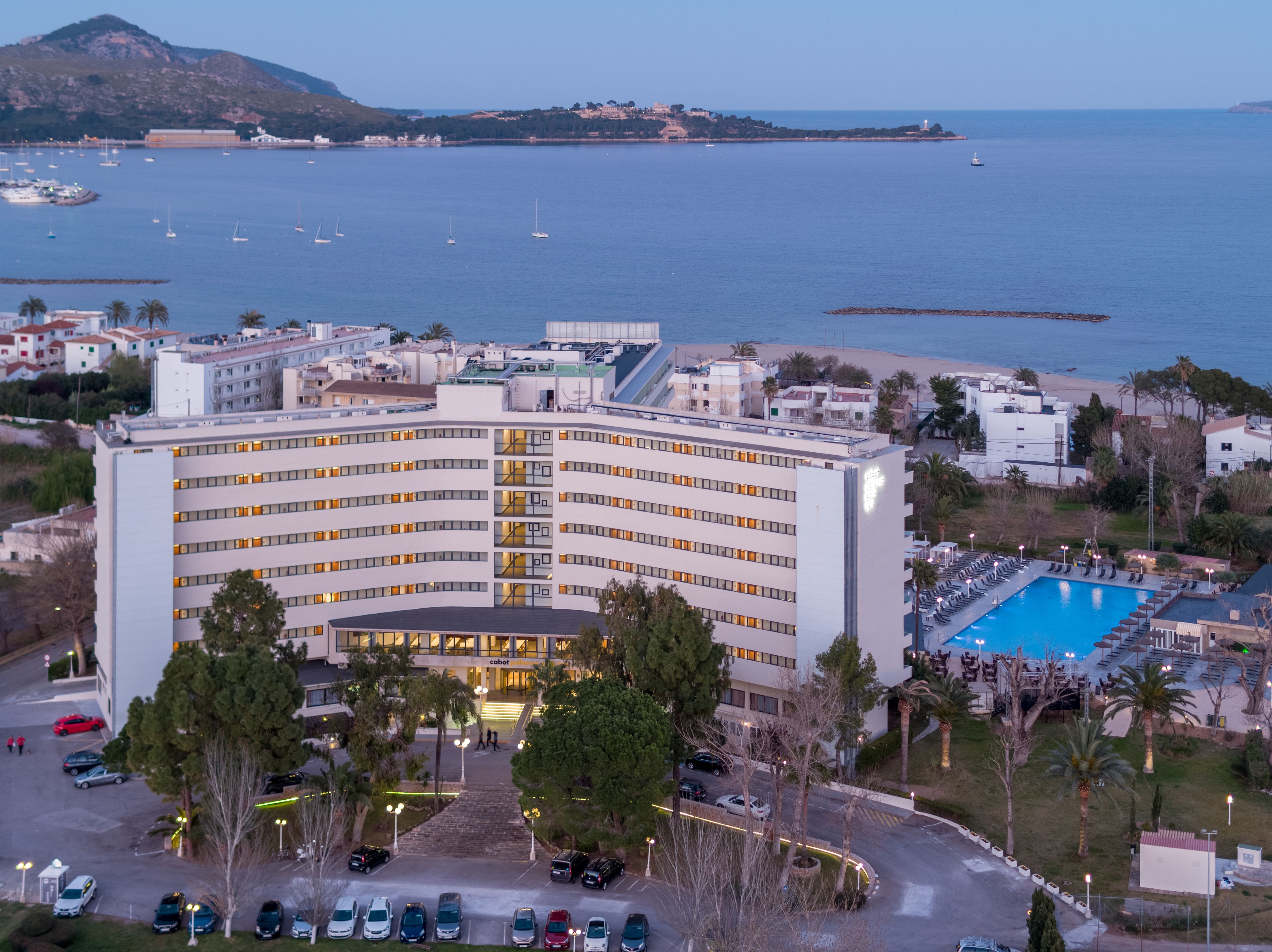 Voorkant accommodatie - avond/nacht