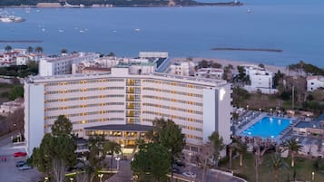 Voorkant accommodatie - avond/nacht