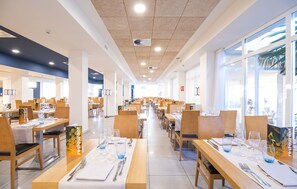 Breakfast, lunch, dinner served; international cuisine  - Cabot Pollensa Park Spa - Family Resort (Pollenca)