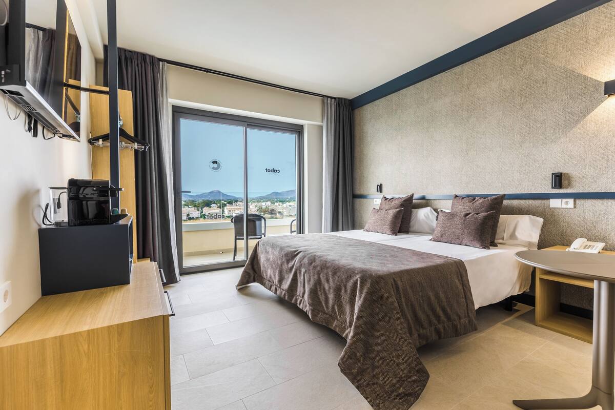 Minibar, desk, free WiFi, bed sheets