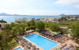 Seasonal outdoor pool, pool loungers