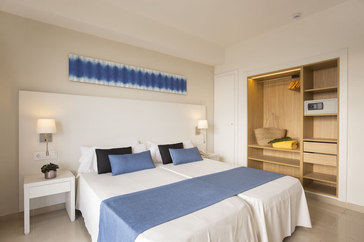 Minibar, desk, free WiFi, bed sheets