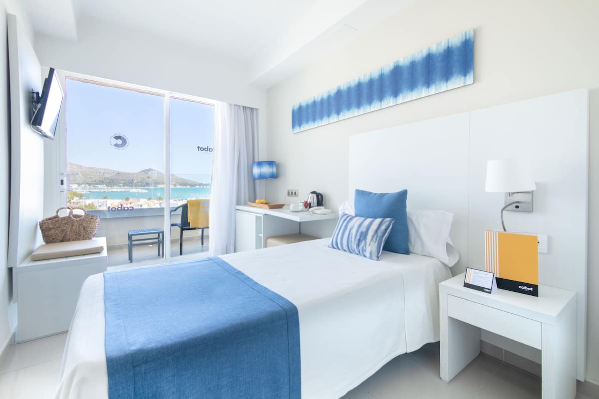 Minibar, bàn, truy cập Internet không dây miễn phí, bộ trải giường