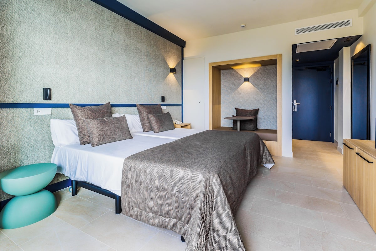 Minibar, desk, free WiFi, bed sheets