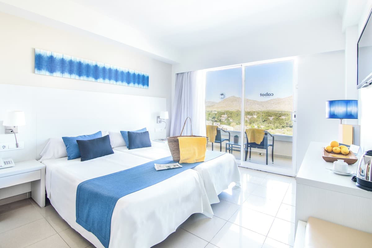 Minibar, desk, free WiFi, bed sheets